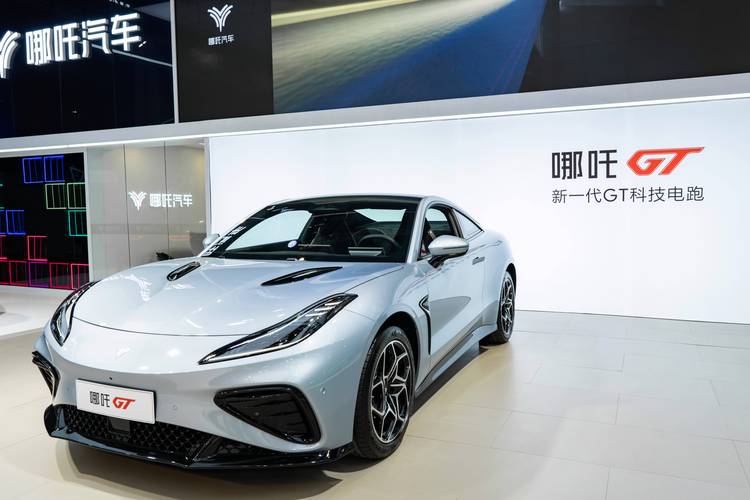 东莞295哪吒汽车在智能汽车领域的表现，领途汽车在新能源汽车市场中的影响力